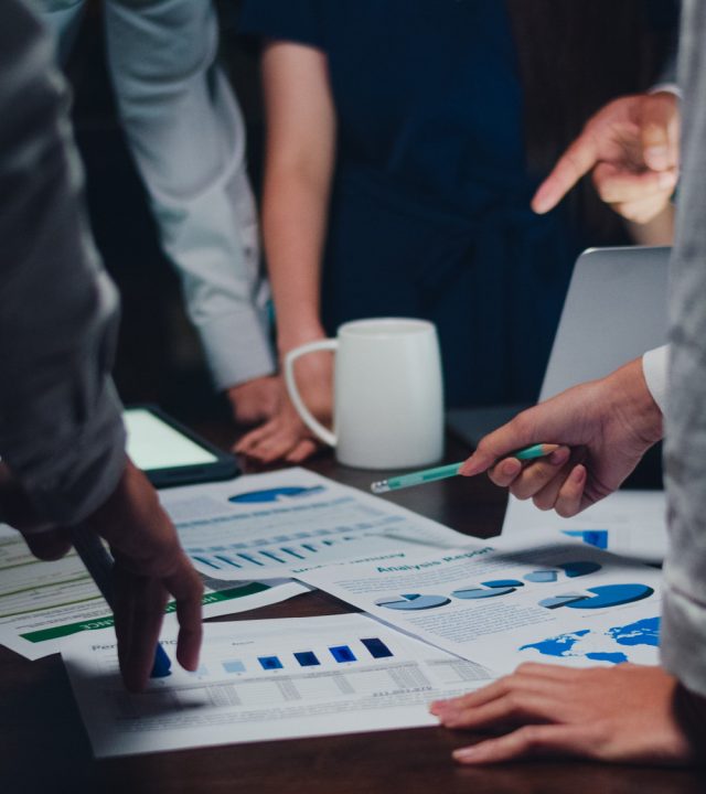 millennial-asia-businessmen-businesswomen-meeting-brainstorming-ideas-about-new-paperwork-project-colleagues-working-together-planning-success-strategy-enjoy-teamwork-small-modern-night-office